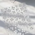 Irisierender 3D-Prägeaufkleber für Nägel mit weißen Blumenmustern und Code M-928 - 3D Geprägte Irisierende Weiße Blumen (M-928)