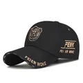 Casquette de baseball noire avec broderie écusson dorée et détails FEWK - Noir / Réglable