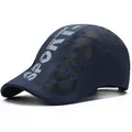 Donkerblauwe ademende mesh baret sportpet met grijze letterprint voor buitenactiviteiten - Eén Maat Verstelbaar / Volwassene / Marineblauw