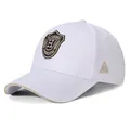 Berretto da baseball in cotone bianco con ricamo a scudo e profilo kaki sulla visiera - Taglia Unica Regolabile / Bianco