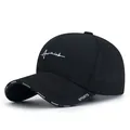 Gorra de béisbol negra transpirable con bordado de firma blanca y visera curvada - Bordado de Letras (Negro) / Negro
