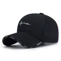 Casquette de baseball noire pour homme avec broderie blanche et détails sur la visière - Bord Élargi / Noir