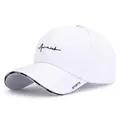 Casquette de baseball blanche en coton respirant avec broderie noire et détails sports - Bord Élargi / Blanc