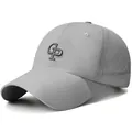 Gorra de béisbol gris de secado rápido con bordado GP y perforación lateral - Talla Única Ajustable / Gris claro