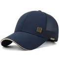 Cappellino trucker blu navy con rete traspirante e placca in metallo dorato elegante - Taglia Unica Regolabile / Blu navy