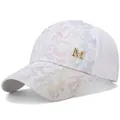 Gorra de béisbol de malla blanca con estampado floral y logo M dorado - Talla Única Ajustable / Blanco