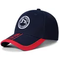 Berretto da baseball blu navy con bordo rosso e toppa Junglebill ricamata in bianco - Taglia Unica Regolabile / Blu navy