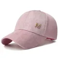Gorra de béisbol de malla rosa con logotipo M de metal dorado y diamantes de imitación - Talla Única Ajustable / Rosa