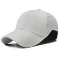 Berretto da baseball grigio chiaro in tessuto elastico con fori di ventilazione laser - Taglia Unica Regolabile / Bianco