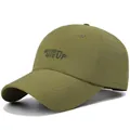 Gorra verde oliva con bordado NEVER GIVE UP y orificios de ventilación cortados con láser - Talla Única Ajustable / Verde