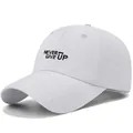 Gorra deportiva blanca de secado rápido con bordado 'NEVER GIVE UP' y diseño de corte láser - Talla Única Ajustable / Blanco