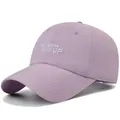 Gorra de béisbol lila de secado rápido con bordado Never Give Up y agujeros de láser - Talla Única Ajustable / Púrpura