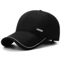 Winter-Baseballkappe für Herren mit Ohrenschutz und einem modischen Metallplakette in Silber - Einheitsgröße Verstellbar / Schwarz
