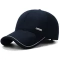 Dunkelblaue Herren Winter-Baseballkappe mit Ohrenklappen und silbernem Mode-Abzeichen - Einheitsgröße Verstellbar / Marineblau