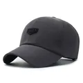 Dunkelgraue gestreifte Baseballkappe mit Vintage-Schildaufnäher und gebogenem Schirm für Damen - Verstellbar / 1963 Grau