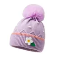 Schattige lavendel gebreide peutermuts met paarse bontpompon en kleine bloemaccent - Eén maat / Paars