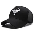 Cappello trucker nero a corona alta con corna di cervo ricamate e rete traspirante - Taglia Unica Regolabile / Nero e Bianco