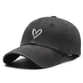 Berretto da baseball vintage in cotone lavato antracite con ricamo a forma di cuore - Regolabile / Nero Lavato