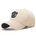 Berretto da baseball beige chiaro con ricamo R dorato e toppa classica a scudo in tessuto - Regolabile / Beige Chiaro
