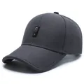 Berretto da baseball in twill grigio scuro con toppa nera e rivetti metallici decorativi - Taglia Unica Regolabile / grigio scuro