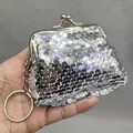 Dettaglio del mini portamonete con paillettes argento con chiusura a scatto e catena - Stile Mini Con Portachiavi / Argento