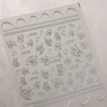 Silberne 5D Relief-Nagelaufkleber mit Lilien, Schmetterlingen und 3D-Metall-Texturen - Weißes Blumen Schmetterling Relief (TK021) / TK021 Blau-Beige Karo