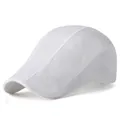 Gorra plana blanca de malla transpirable con diseño clásico para uso en verano - Talla Única Ajustable / Blanco