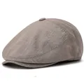 Klassieke herenpet in bruingrijs van ademend linnen materiaal met decoratieve knoop - M (58-60CM) / Khaki