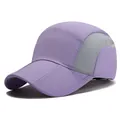 Faltbare schnelltrocknende Baseballkappe in Lila mit grauen Mesh-Einsätzen für den Sport - Lila