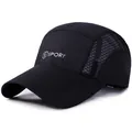 Zwarte sneldrogende sportpet met ademend mesh aan de zijkant en sportlogo op de voorzijde - Verstelbaar / Zwart