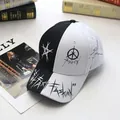 Casquette de baseball urbaine noire et blanche avec graffiti Fast Fashion et étoiles - Réglable / Contraste Noir/Blanc
