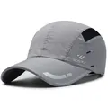 Graue schnelltrocknende Mesh-Baseballkappe mit reflektierendem Schirm und Sport-Logo - Einheitsgröße Verstellbar / Hellgrau (Mit Reflexionsstreifen)