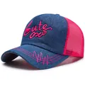 Gorra trucker de denim azul y malla rosa con bordado de corazón y visera ondulada - Ajustable / Rosa rojo