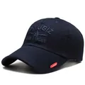Donkerblauwe katoenen honkbalpet met A-KUBIZ borduursel en rood merklabel - Verstelbaar / Marineblauw