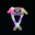 Primer plano de gorro de conejo blanco de felpa con luces LED de colores y orejas movibles - Conejo Blanco con Luz LED