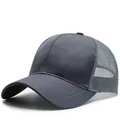 Dunkelgraue atmungsaktive Mesh-Baseballkappe mit gebogenem Schirm und fester Front - Verstellbar / Grau