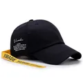 Schwarze Baumwoll-Baseballkappe mit seitlichem Aufdruck und langem gelbem Zierband - Verstellbar / Schwarz Mit Langem Riemen