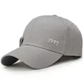 Casquette de baseball rayée gris clair avec broderie 1997 et bouton métallique décoratif - Réglable / Boucle Latérale Grise