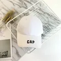 Casquette de baseball en coton blanc avec texte CAP brodé noir sur fond marbre - Réglable / Blanc Avec Broderie CAP