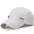 Casquette blanche en coton avec broderie 1997 noire et boucle métallique rétro - Réglable / Boucle Latérale Blanche