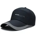 Donkerblauwe baseballpet met lange klep en witte moderne sportieve borduring - Verstelbaar / Marineblauw