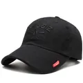 Gorra de béisbol unisex de algodón negro con bordado 3D STAY STRONG en ángulo lateral - Ajustable / Negro