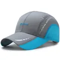 Berretto sportivo grigio e blu ad asciugatura rapida con strisce riflettenti e mesh - Regolabile / Grigio chiaro