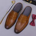 Muli da uomo in vera pelle marrone con design traforato traspirante per stile casual business - EU 38 / Marrone