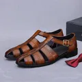 Sandalias vintage de cuero marrón para hombre con correas caladas y hebilla de metal - EU 37 / Marrón