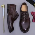 Klassieke donkerbruine leren Derby-schoenen met retro verloop en wit stikseldecoratie - koffiekleur