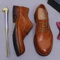Bruine lederen Derby schoenen met contraststiksels en dikke rubberen zolen heren - EU 42 / Karamel
