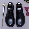 Klassische schwarze Oxford-Schuhe für Herren mit Brogue-Verzierung und hölzernem Schuhspanner - EU 37 / Schwarz