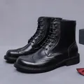 Stivali Martin in pelle nera stile Brogue con intagli classici e cerniera laterale - EU 37 / Nero