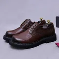 Scarpe derby da uomo in pelle marrone scuro testurizzata con suola spessa in gomma e lacci - EU 37 / rosso-marrone